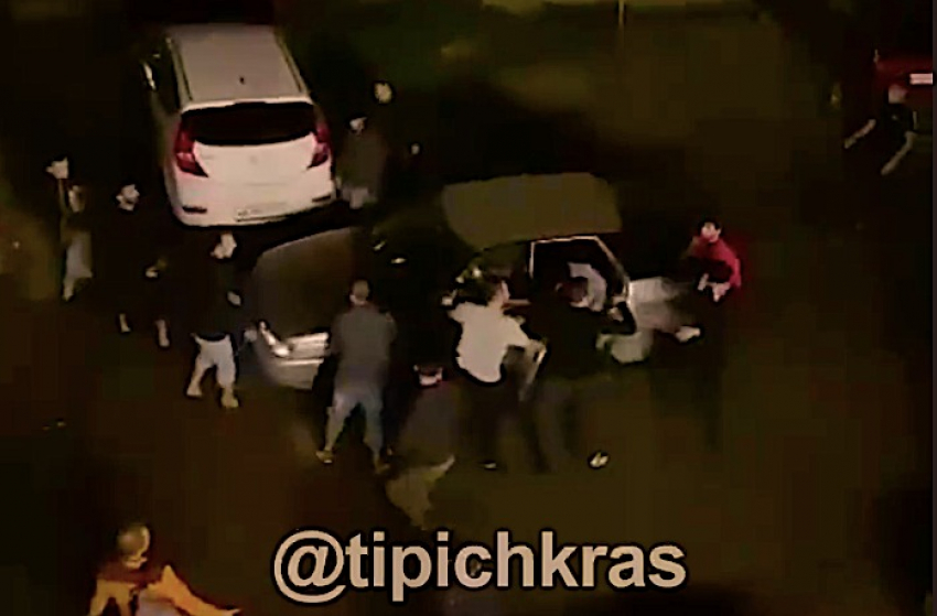 Ночная массовая драка в Краснодаре: ранивший мужчину ножом скрылся - видео 