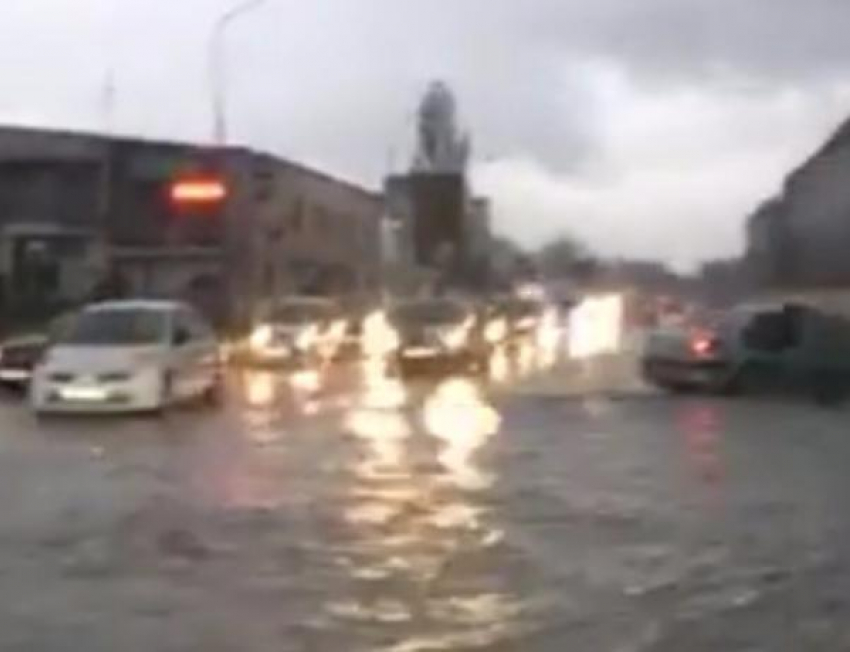 Новороссийск ушел под воду: жители города вплавь добирались до работы