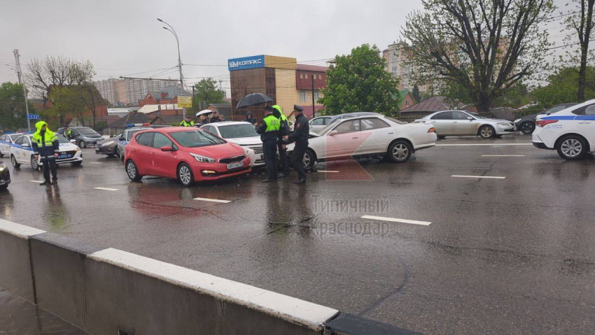 Выехавшая на встречку автомобилистка устроила массовую аварию на Северном мосту в Краснодаре 