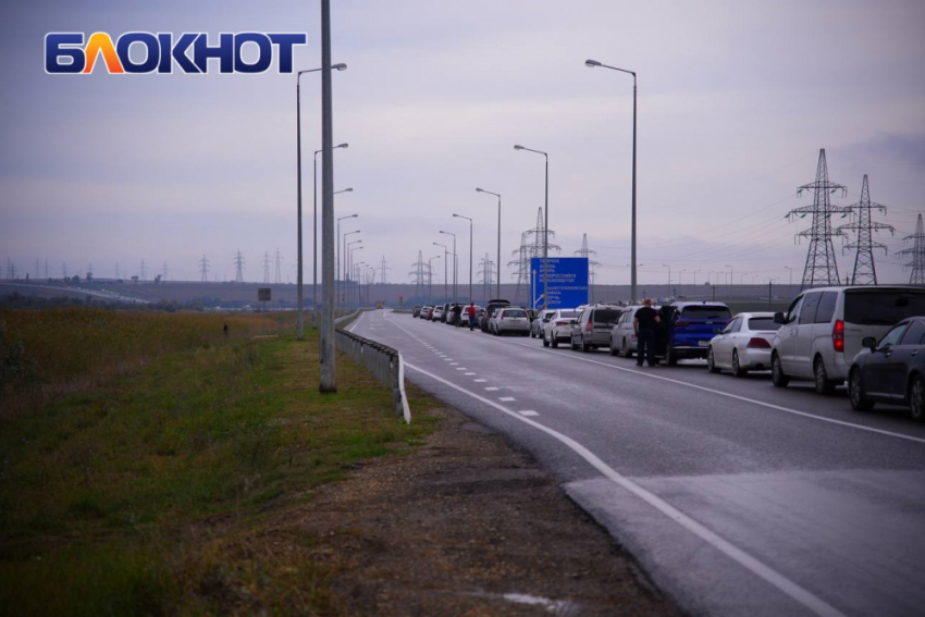 На Крымском мосту остановлено движение из-за ЧП: очевидцы говорят о звуках взрыва, машины разворачивают, есть погибшие