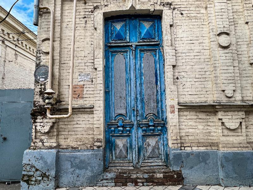 Уставший портал в прошлое: в сердце Краснодара разрушаются вековые двери