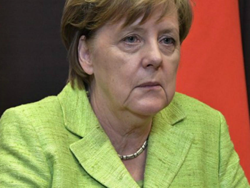 Меркель на встрече в Сочи с Путиным попросила его защитить геев в Чечне