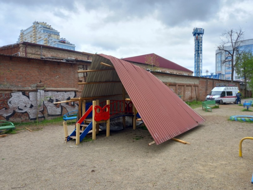 В центре Краснодара кровля 9-этажки после капремонта рухнула на детскую площадку