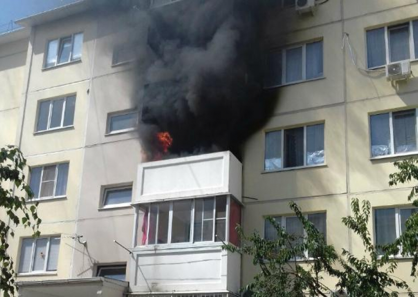 Жилая квартира на третьем этаже загорелась в Краснодаре