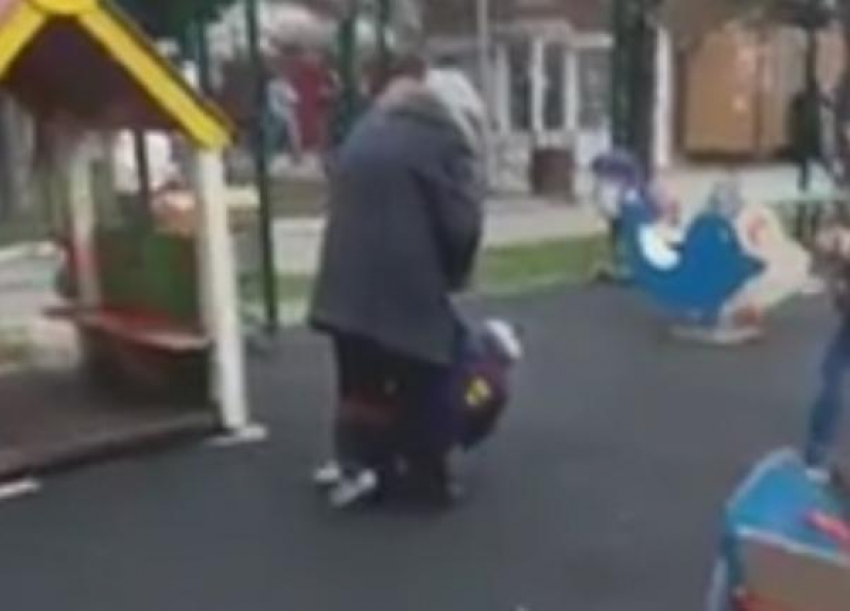 «Била ногами, руками по голове»: жители Сочи сняли на видео жестокое обращение бабушки с внуком