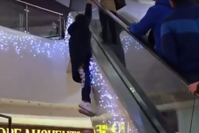 Подросток, повисший на перилах эскалатора в ТЦ Краснодара, попал на видео