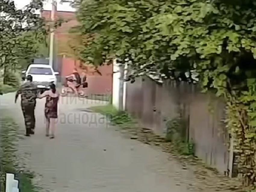 Въехали в авто и сбежали: юных мотоциклистов ищут в Краснодаре после ДТП