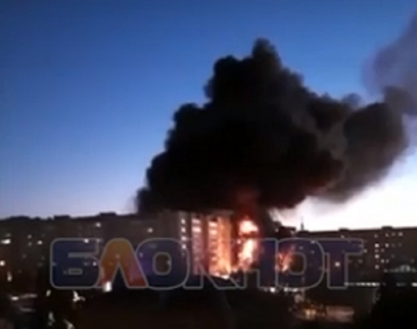 В Ейске горят пять этажей дома после падения СУ-34