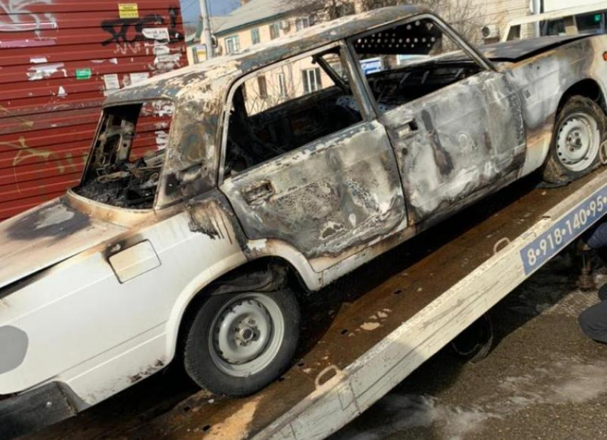 В Краснодаре молодые люди угнали и сожгли машину