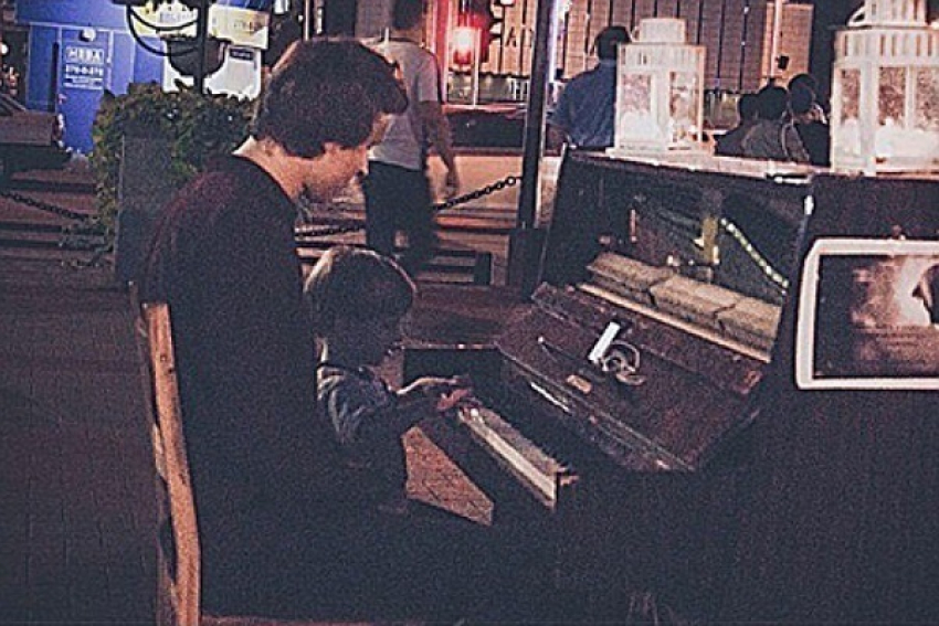 Для борьбы с кризисом краснодарцы достали необычные велосипеды, весы и фортепиано