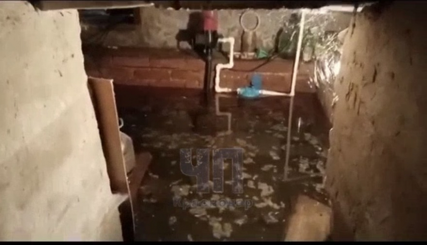 Грядки в воде и затоплены подвалы: несколько районов Кубани приняли на себя удар стихии
