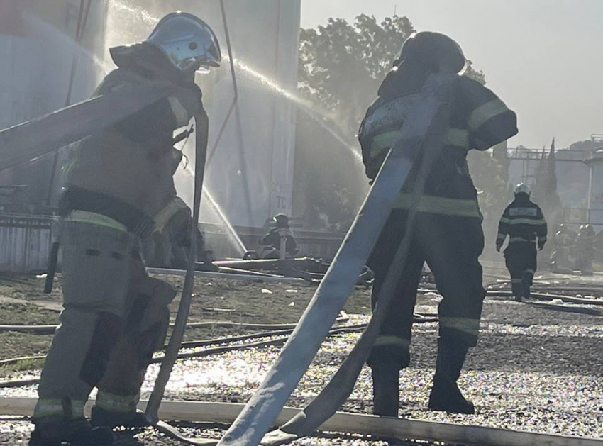 В Сочи около аэропорта вспыхнул пожар после громкого хлопка