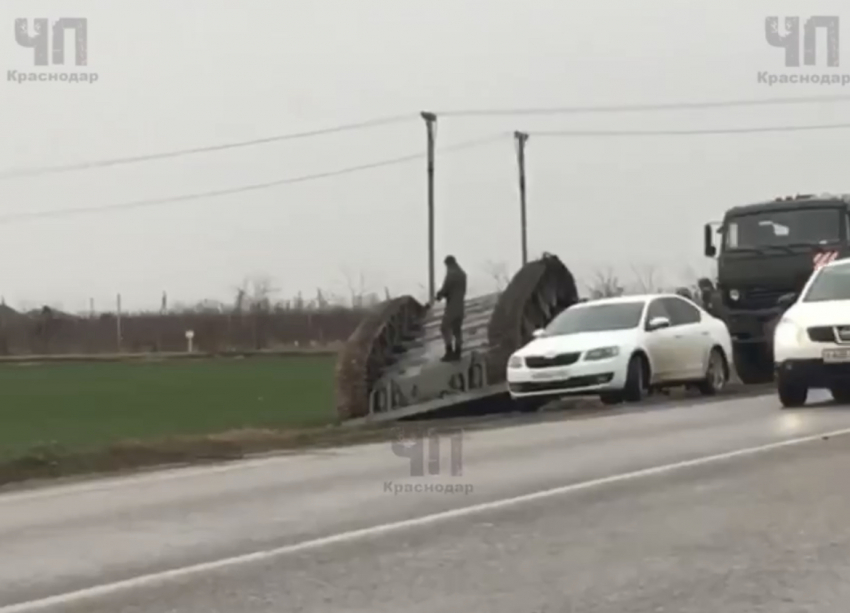 Военные опрокинули танк на трассе в Краснодарском крае