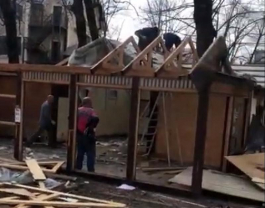 В Белореченске самоизоляция - не указ: в городе активно разбирают временные строения