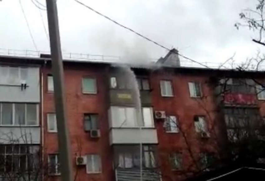 Из горящей пятиэтажки в Краснодаре эвакуировали 15 человек и спасли троих 