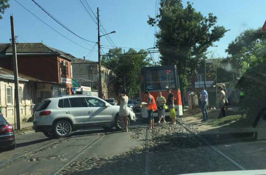 Автоледи на внедорожнике устроила  ДТП в центре Краснодара