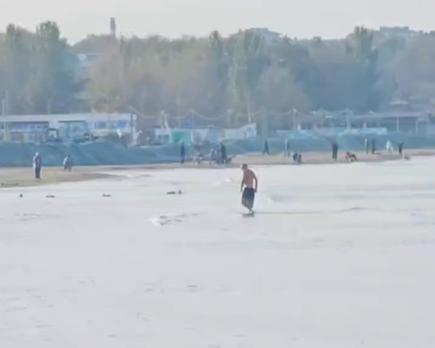 Выходящий из моря «морж» поразил жителей кубанского курорта