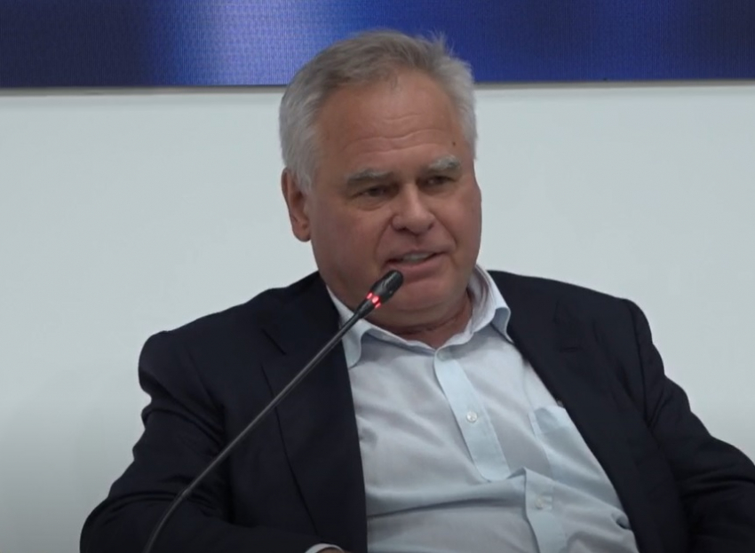 Кубанский миллиардер Касперский приехал на ПМЭФ с «недосмартфоном» 