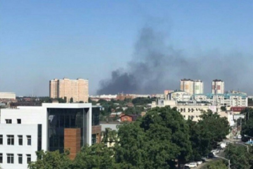 В Краснодаре загорелся склад с покрышками