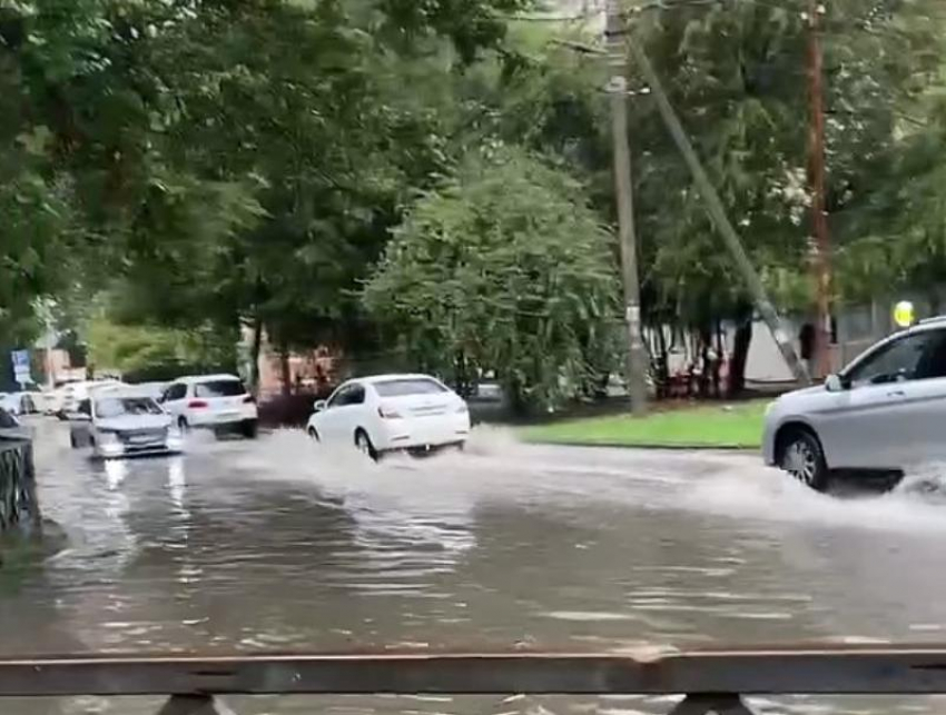 «Тут просто океан!»: мощный ливень затопил дороги в Краснодаре