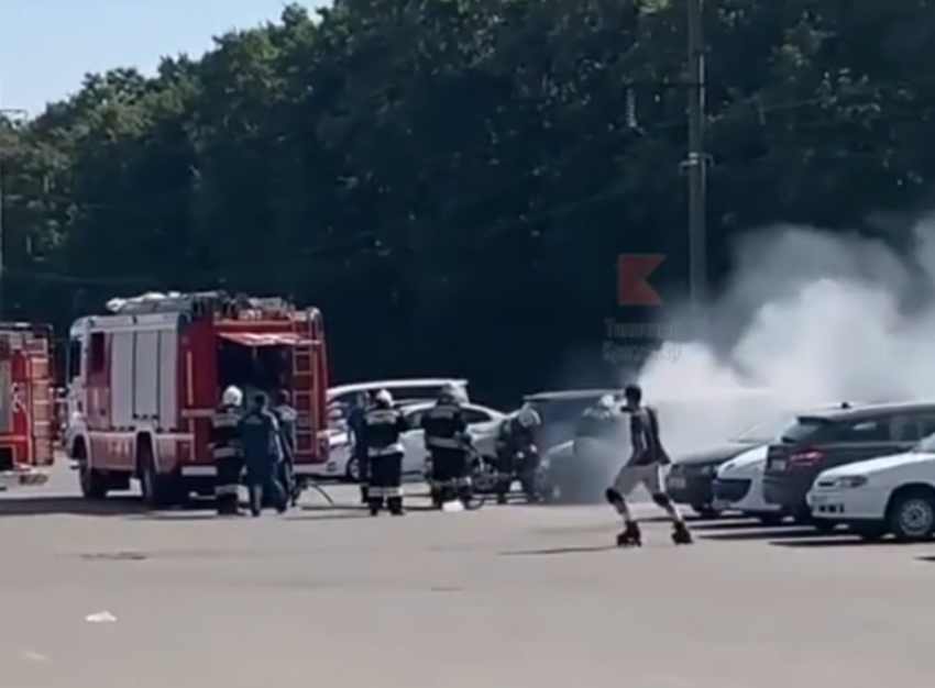 На стоянке парка Галицкого в Краснодаре загорелась машина 