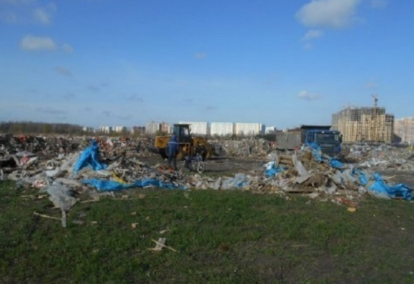 В Краснодаре в районе Гидростроителей убирают крупную свалку 