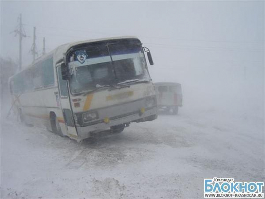 В Выселковском районе на трассе застрял рейсовый автобус с 40 пассажирами