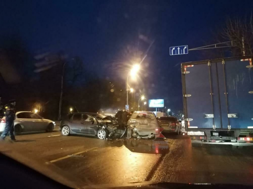 В Краснодаре перед мостом на улице Суворова столкнулись три машины