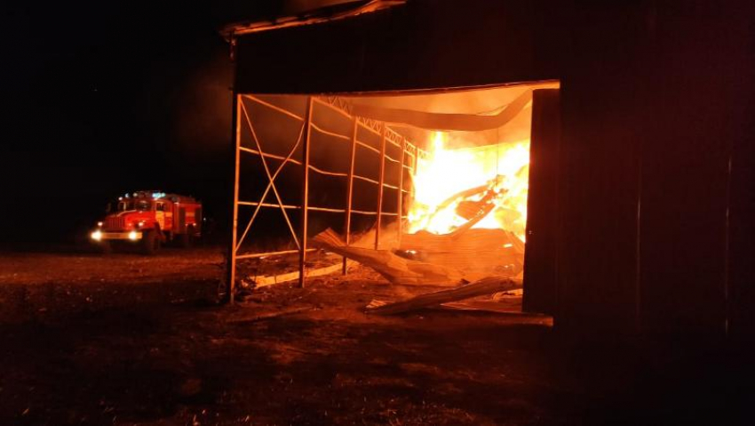 Пожар на агроферме под Краснодаром тушили 18 часов