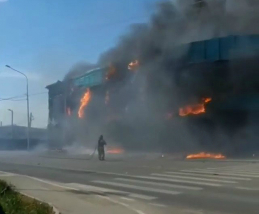 Крупный пожар случился в пригородном торговом центре под Краснодаром