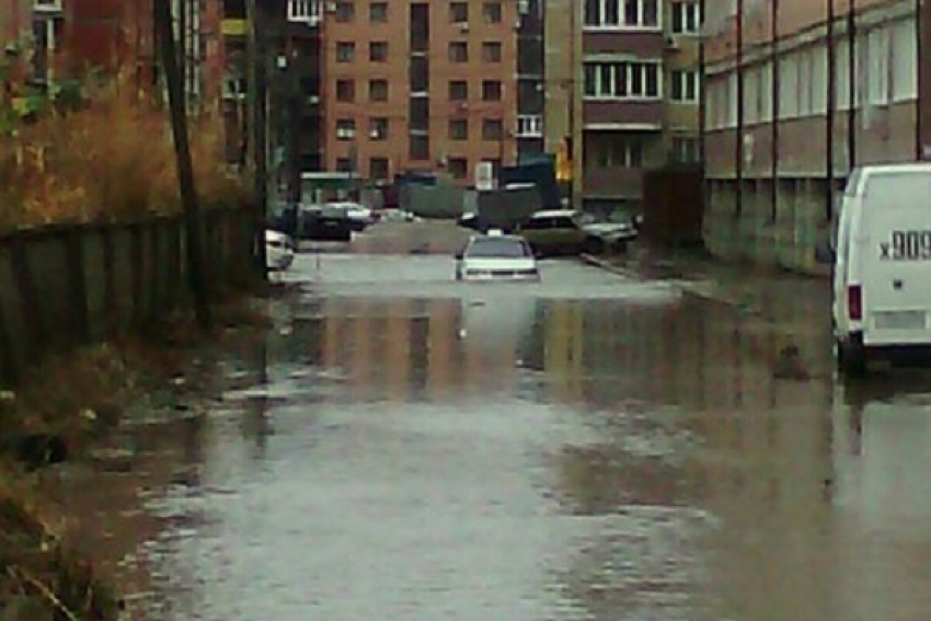 В Краснодаре из-за ливня ушла под воду улица Московская