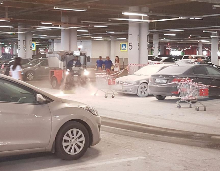 "Пенную вечеринку» устроили на парковке популярного в Краснодаре торгового центра