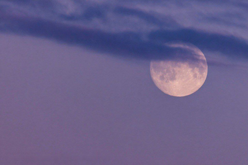 В ночном небе Краснодарского края увидели редкое суперлуние