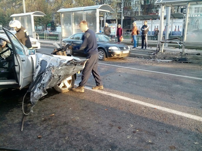 В Краснодаре «Мерседес» врезался в остановку 