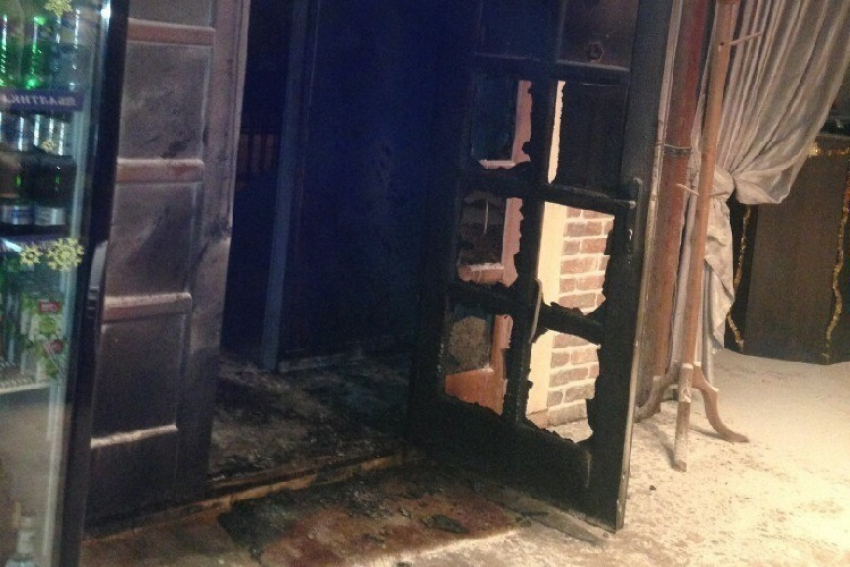 В Кропоткине вандал поджег дверь развлекательного центра