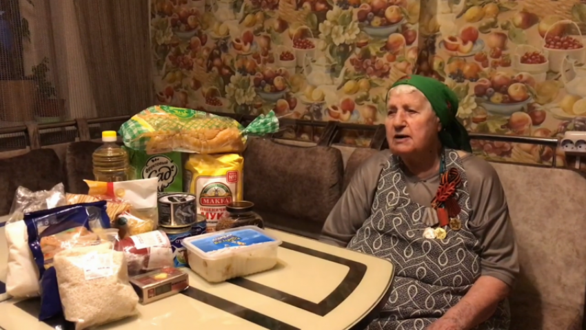  Соседи поздравили ветерана с Днем Победы в Краснодаре 