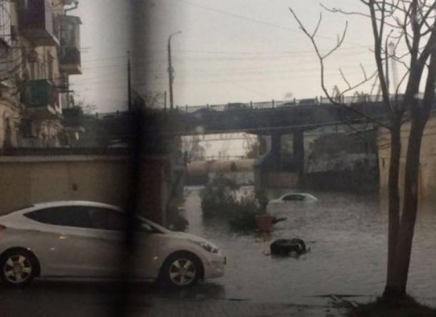 Легковушка утонула в луже в Новороссийске