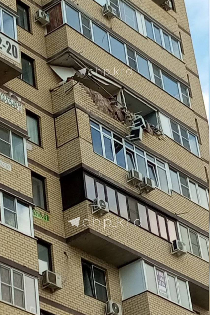 В Краснодаре балкон обрушился на авто после взрыва