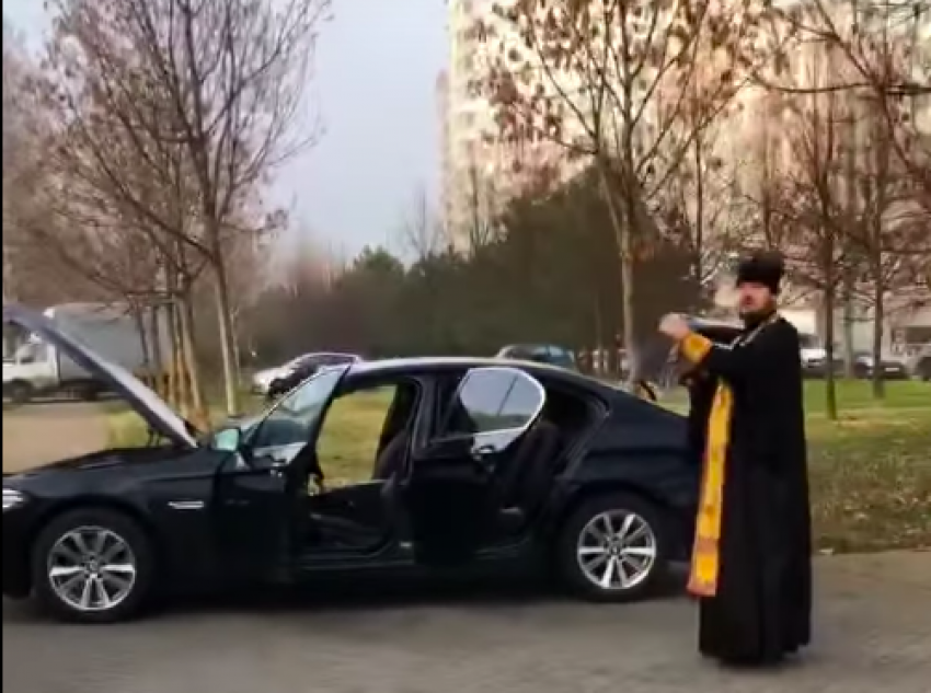 «Чин благословения колесницы»: диакон объяснил обряд с BMW у церкви в Краснодаре