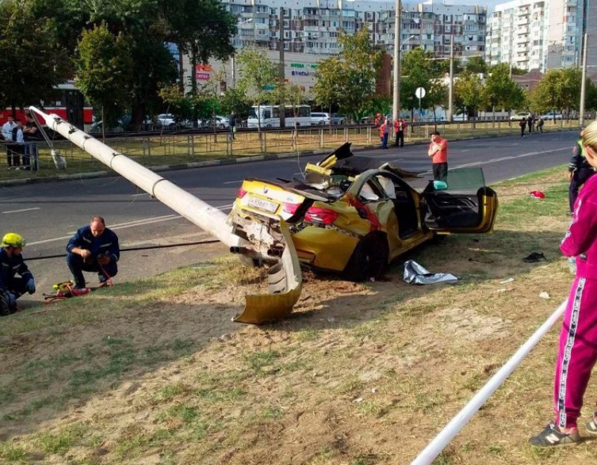 BMW врезалось в столб в Краснодаре, есть погибшие 