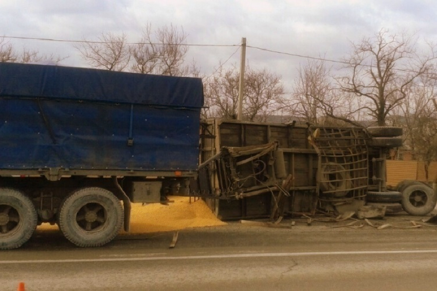 На трассе под Новороссийском перевернулся зерновоз