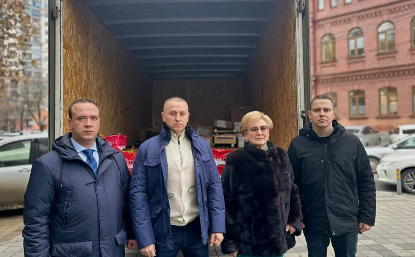 Депутаты Гордумы Краснодара собрали новогоднюю машину с подарками для детей-сирот в Донецке 