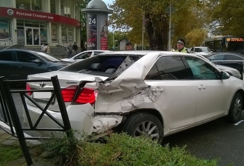 В Сочи легковушка врезалась в пассажирский автобус