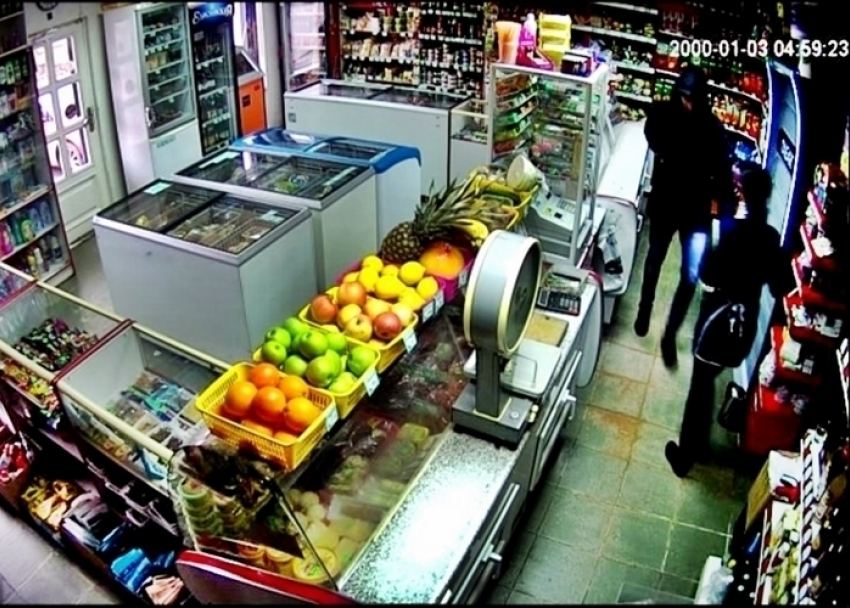 Ограбление магазина в Краснодаре попало на видео 