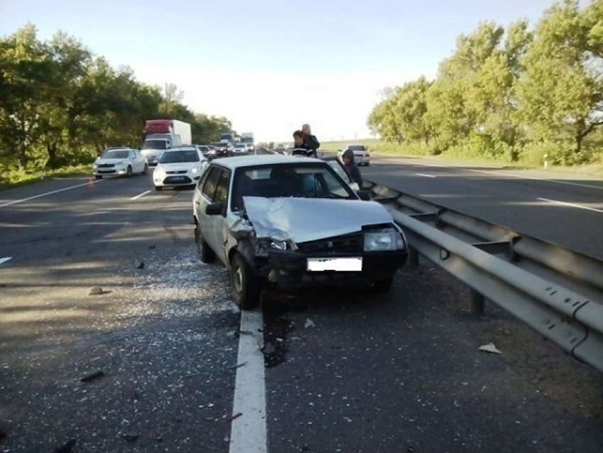 В ДТП под Кущевской пострадало шесть человек 