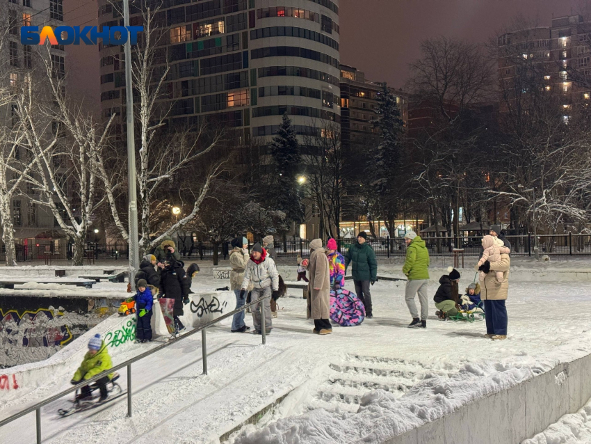 Катаются на сноубордах и тюбингах: краснодарцы на Затоне открыли свой «горнолыжный курорт»