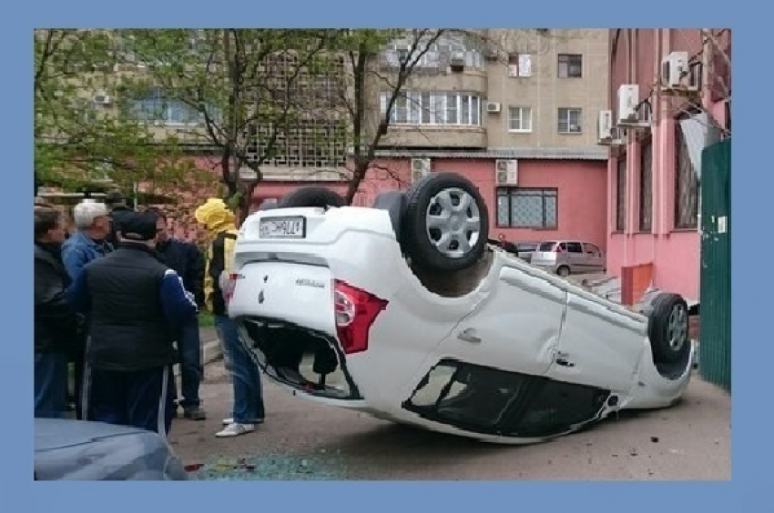Краснодарская автоледи перевернула автомобиль на крышу