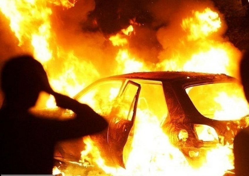 В Краснодаре заживо сгорел пожилой мужчина в автомобиле