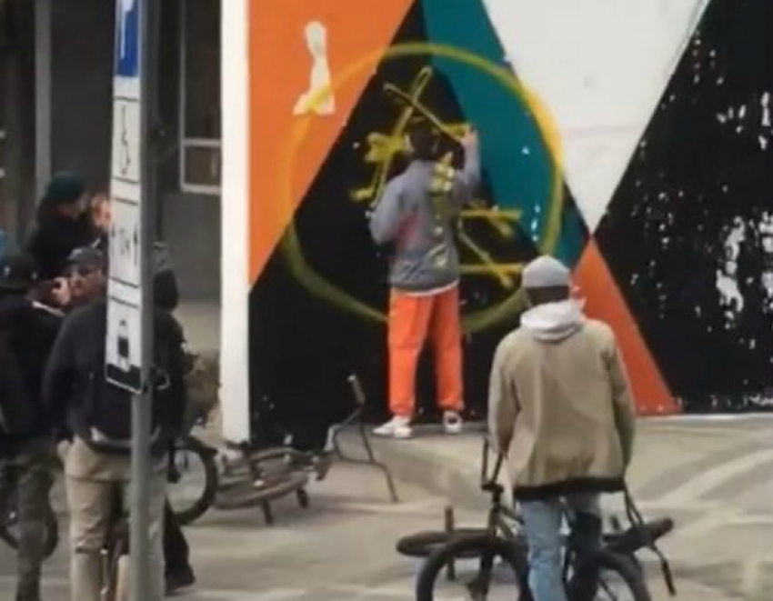 Вандал испортил незаконченное граффити от итальянца в центре Краснодара