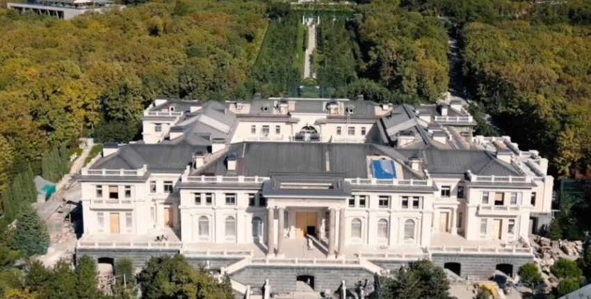 Стало известно, кому на самом деле принадлежит «дворец Путина» под Геленджиком 